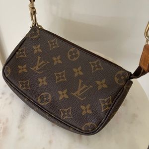 LV pochette